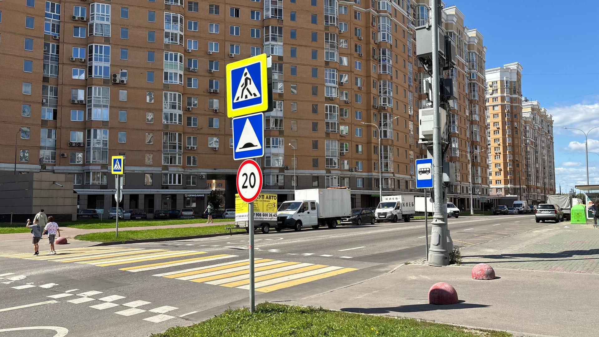 Часть "ансамбля" из сетевых магазинов. Первый день в новом районе. ЮАО Москва.