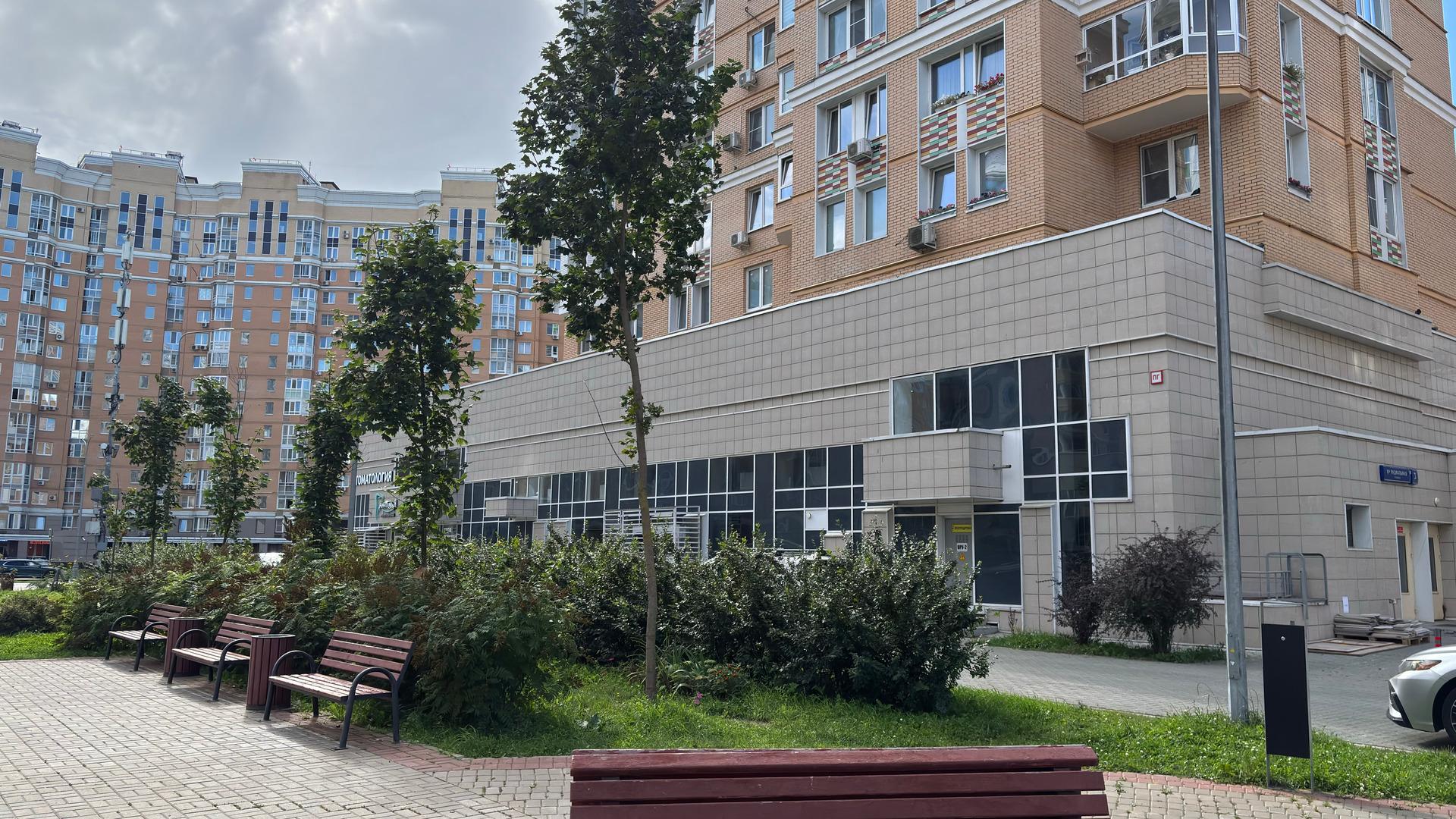 Первый день в новом районе. Красивые многоэтажки.