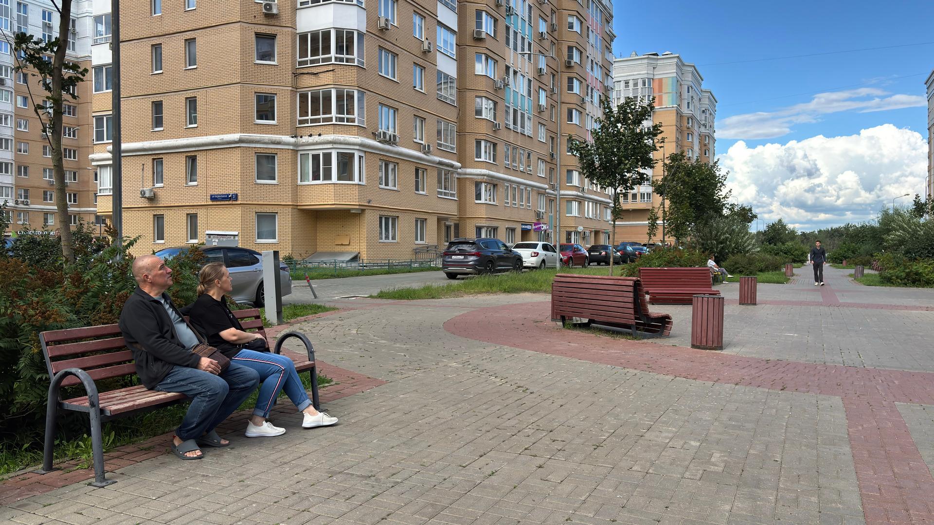 Первый день в новом районе. ЮАО Москва. Отдыхаем на скамейки на зелёном бульваре.