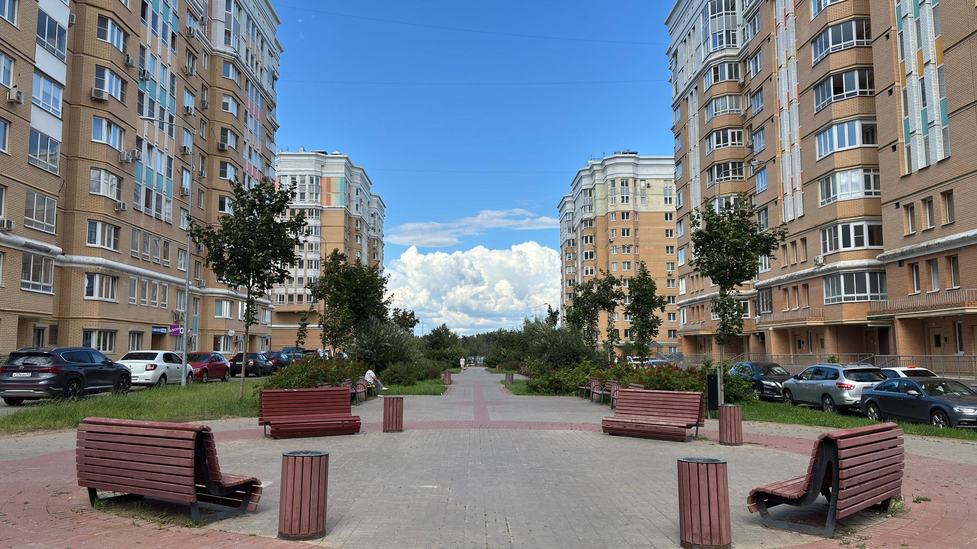 Первый день в новом районе. ЮАО Москва. Бульвар утопает в зелени.