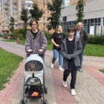 Первый день в новом районе. Прогулка всем семейством и с кошкой Василисой.