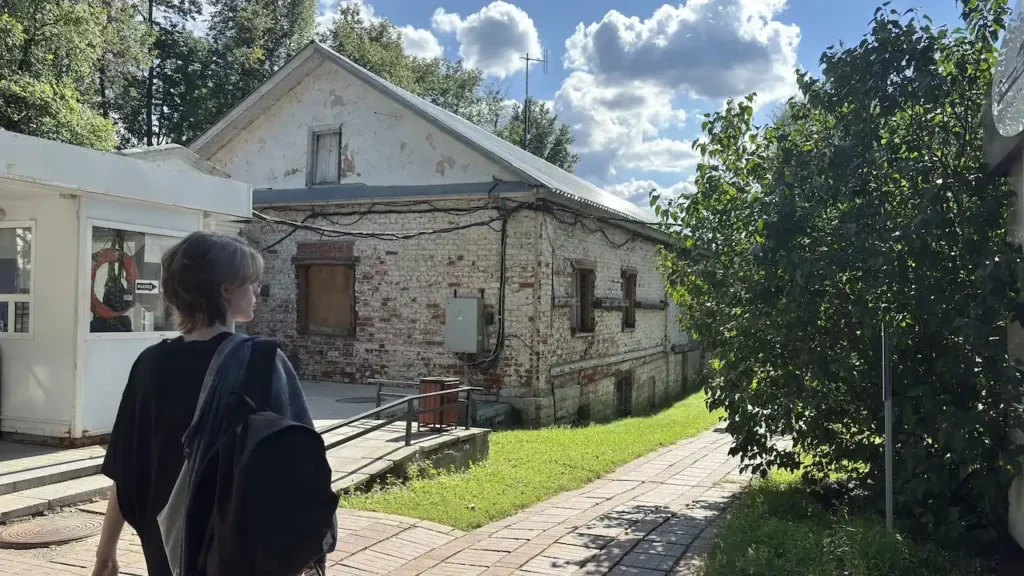 Дорога к зданиям старой суконной фабрики