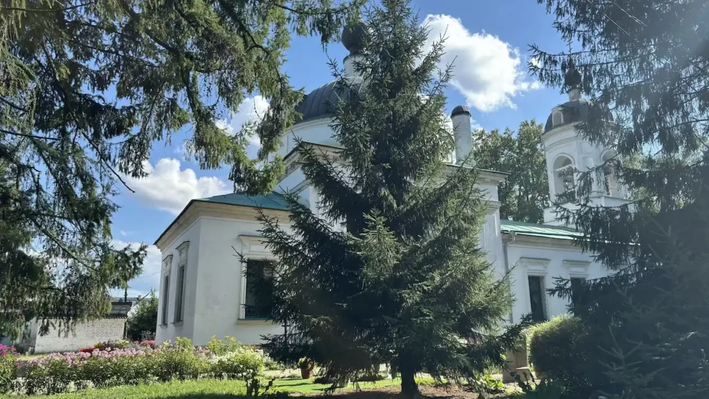 Храм рядом со входом в музей-заповедник "Остафьево"