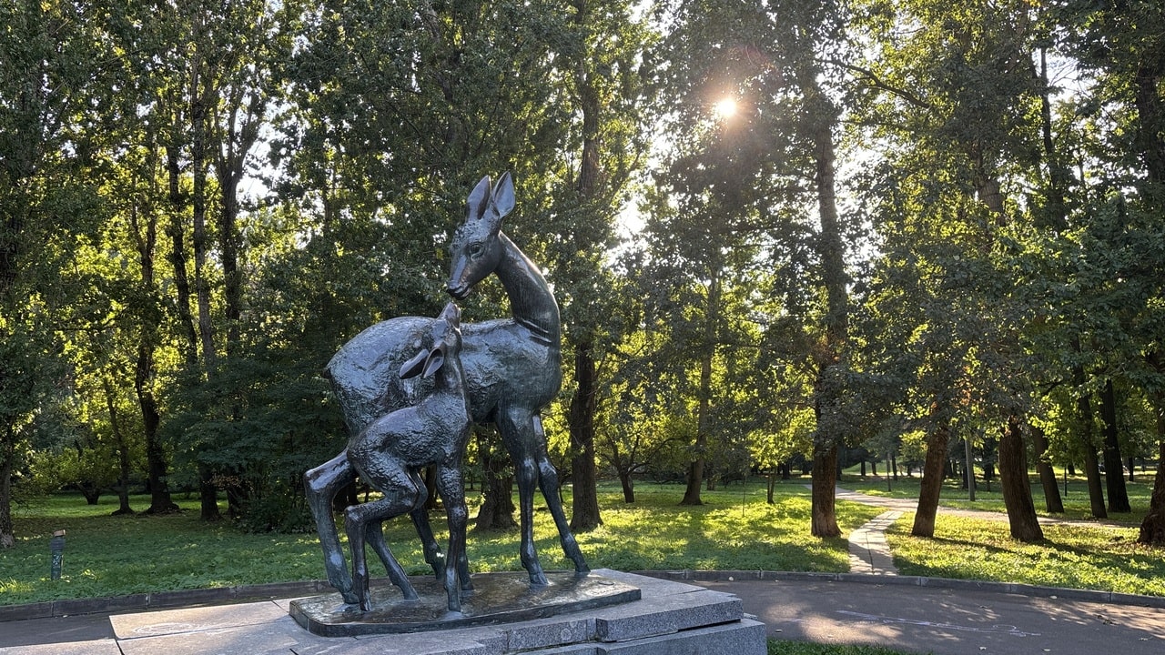 Скульптура "Олень с оленёнком"